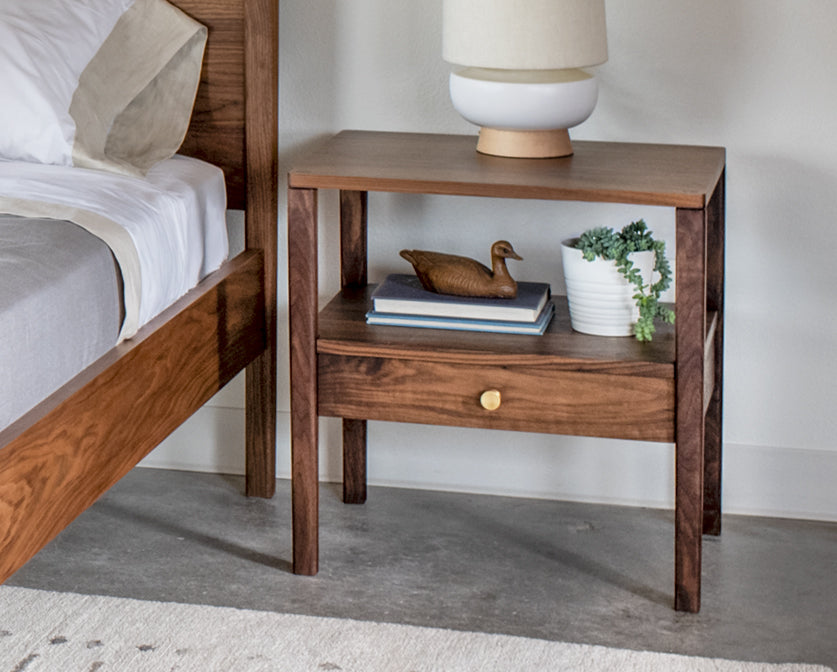 Maud nightstand in Eastern Walnut with brass knob